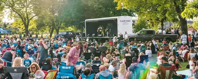 Festa all'aperto con spettacolo